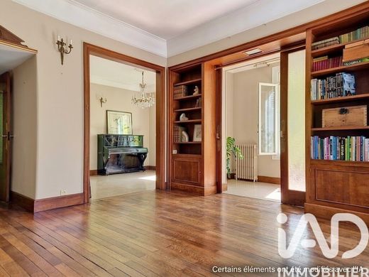 Villa in Enghien-les-Bains, Val d'Oise