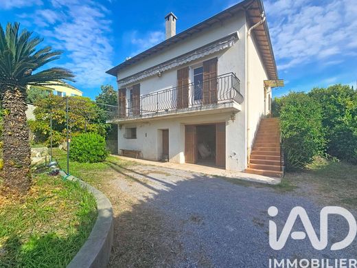 Villa in Saint-Laurent-du-Var, Alpes-Maritimes