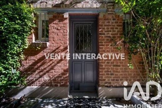 Villa in Suresnes, Hauts-de-Seine