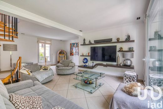 Villa in Montreuil-sous-Bois, Seine-Saint-Denis