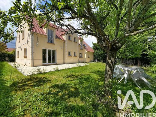 Villa in Bussy-Saint-Georges, Seine-et-Marne
