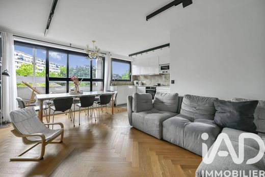 Apartment in Buttes-Chaumont, Villette, Bas Belleville, Paris