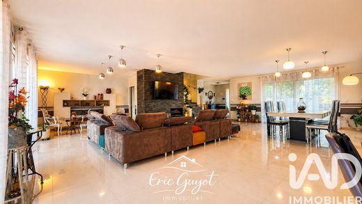 Villa in Le Plessis-Trévise, Val-de-Marne