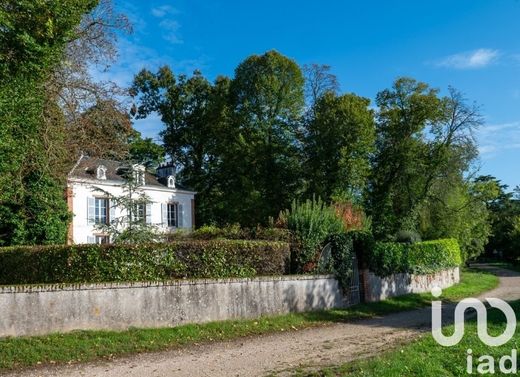 Villa in La Chapelle-Saint-Mesmin, Loiret