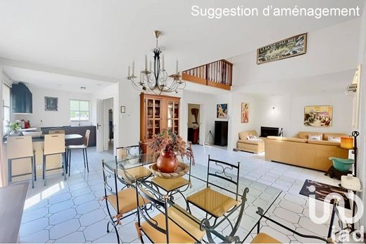 Villa in Cergy, Val d'Oise