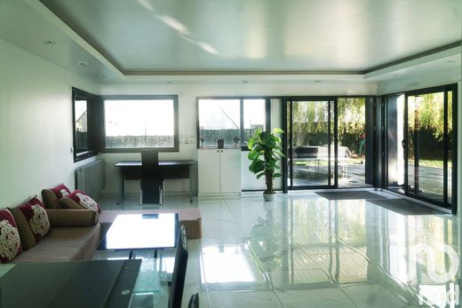 Villa in Vitry-sur-Seine, Val-de-Marne