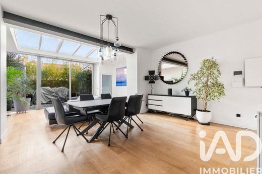 Villa in Suresnes, Hauts-de-Seine