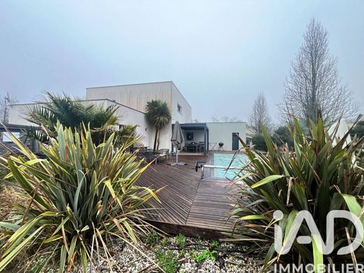 Villa en Saint-Jean-d'Illac, Gironda