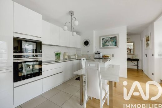 Apartment / Etagenwohnung in Garches, Hauts-de-Seine
