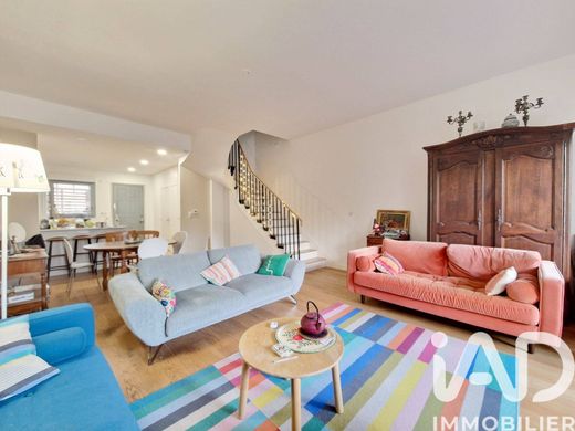 Apartment / Etagenwohnung in Issy-les-Moulineaux, Hauts-de-Seine