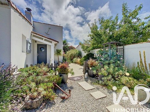 Villa in Le Bois-Plage-en-Ré, Charente-Maritime