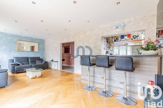 Villa in L'Haÿ-les-Roses, Val-de-Marne