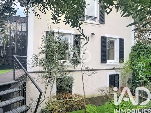 Villa in Saint-Maur-des-Fossés, Val-de-Marne