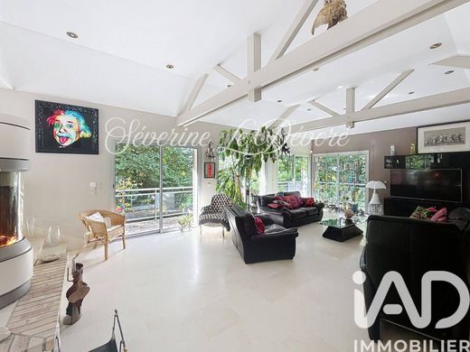 Villa in Montlignon, Val d'Oise