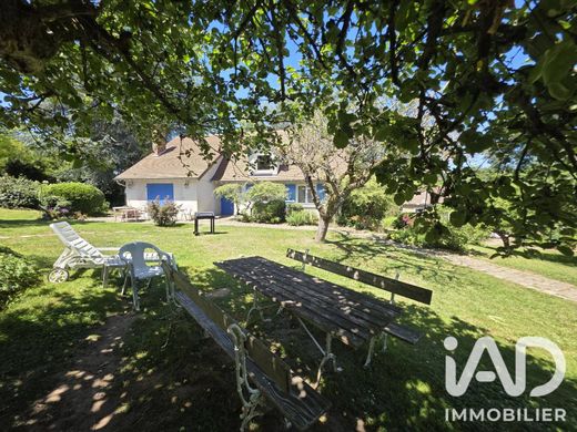 Villa in Dampierre-en-Yvelines, Yvelines