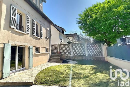 Villa in Rueil-Malmaison, Hauts-de-Seine