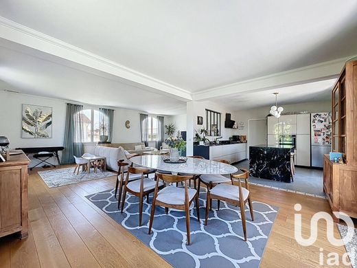 Villa in Villenave-d'Ornon, Gironde