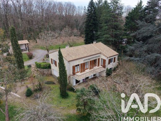 Kamienica w Dirac, Charente