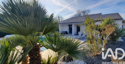 Villa in Saint-Jean-d'Illac, Gironde