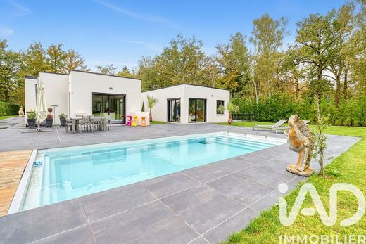 Villa in Lamorlaye, Oise