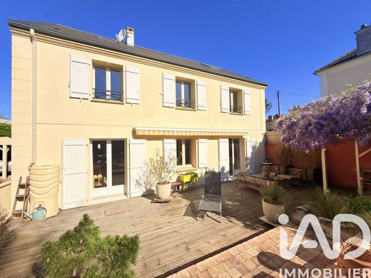 Villa in L'Isle-Adam, Val d'Oise