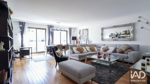 Apartment in Neuilly-sur-Seine, Hauts-de-Seine