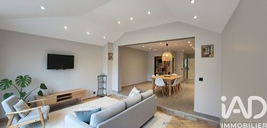 Villa in Rueil-Malmaison, Hauts-de-Seine