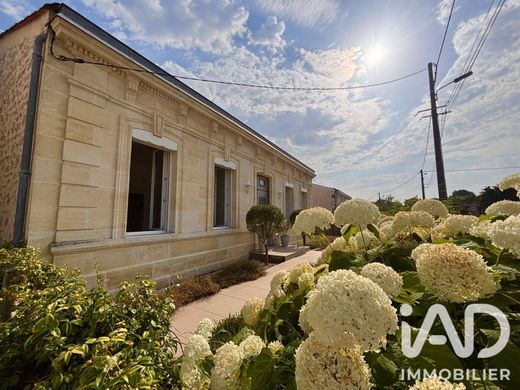 Villa in Saint-Médard-en-Jalles, Gironde