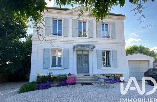 Villa in Saint-Germain-lès-Corbeil, Essonne