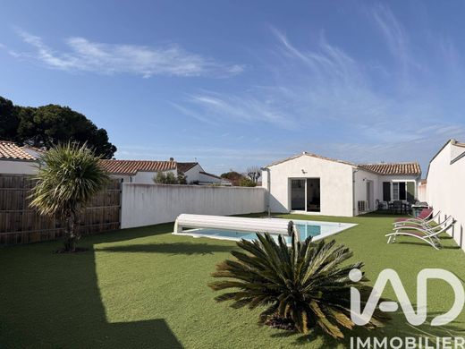 Villa in Le Bois-Plage-en-Ré, Charente-Maritime