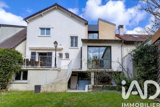 Villa in Rueil-Malmaison, Hauts-de-Seine