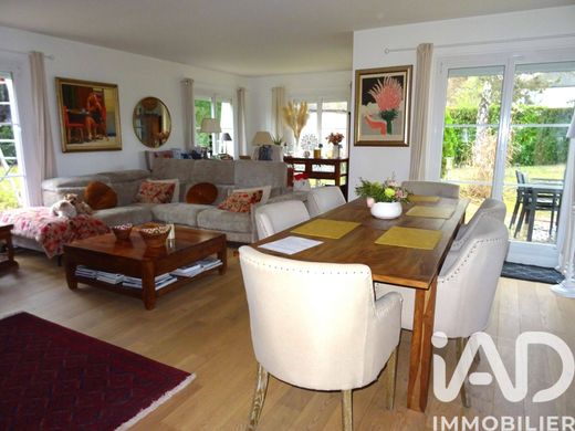 Villa in Bussy-Saint-Georges, Seine-et-Marne