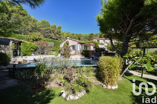 Villa in Cuges-les-Pins, Bouches-du-Rhône