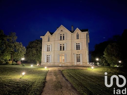 Villa in Saint-Jean-d'Angély, Charente-Maritime