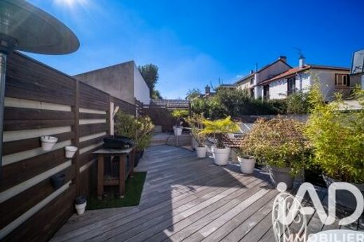 Villa in Suresnes, Hauts-de-Seine