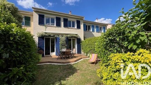 Villa in Rueil-Malmaison, Hauts-de-Seine