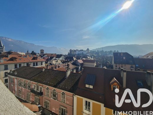Apartment / Etagenwohnung in Annecy, Haute-Savoie