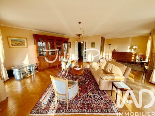 Daire Le Plessis-Robinson, Hauts-de-Seine