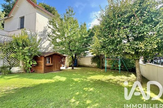 Villa in Rueil-Malmaison, Hauts-de-Seine