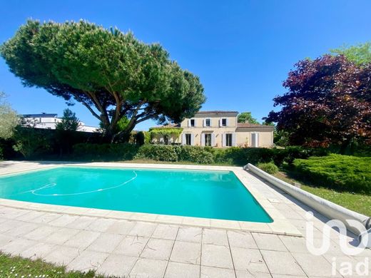 Villa in Carbon-Blanc, Gironde