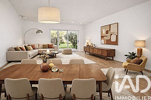 Villa in Rueil-Malmaison, Hauts-de-Seine