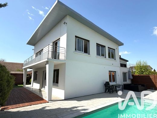 Villa in Le Bouscat, Gironde