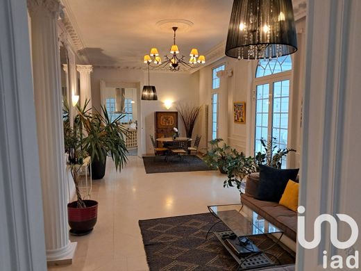 Villa in Châtenay-Malabry, Hauts-de-Seine