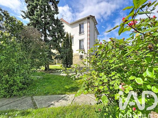 Villa in Saint-Maur-des-Fossés, Val-de-Marne