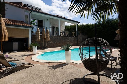 Βίλα σε Mirefleurs, Puy-de-Dôme