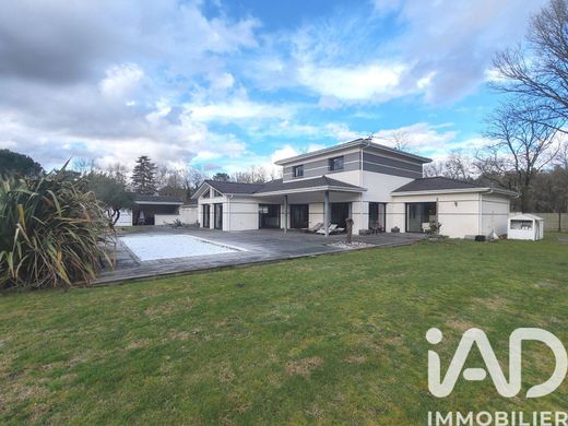 Villa in Saint-Jean-d'Illac, Gironde