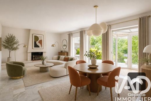 Villa in Rueil-Malmaison, Hauts-de-Seine