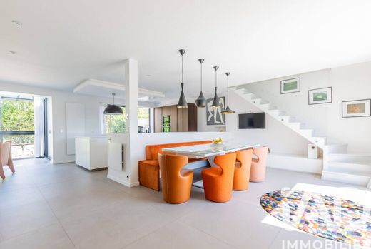 Villa in Le Plessis-Robinson, Hauts-de-Seine