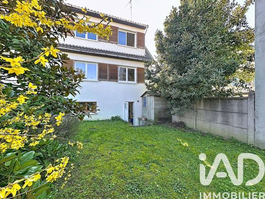 Villa in Rueil-Malmaison, Hauts-de-Seine