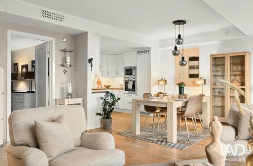 Apartment in Issy-les-Moulineaux, Hauts-de-Seine